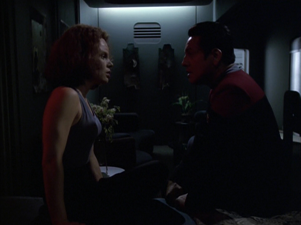extant_StarTrek_VOY_6x03-BargeOfTheDead_01776.jpg