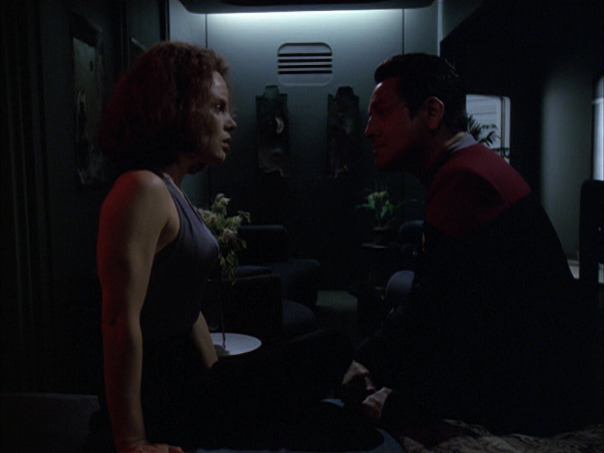 extant_StarTrek_VOY_6x03-BargeOfTheDead_01779.jpg