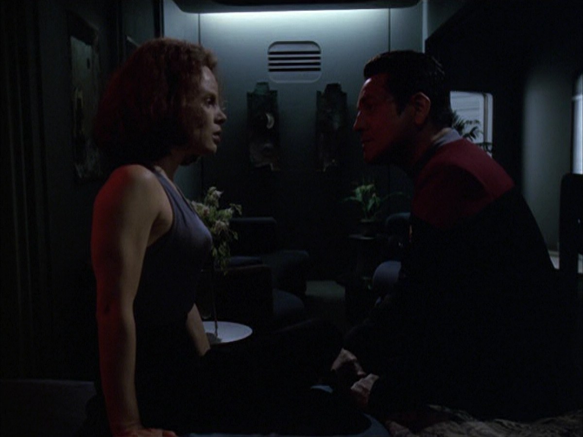 extant_StarTrek_VOY_6x03-BargeOfTheDead_01780.jpg