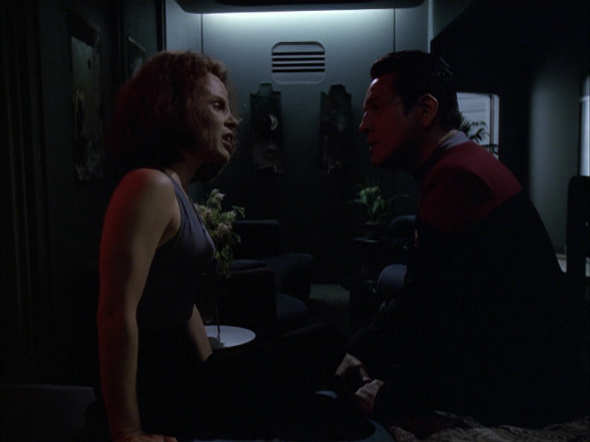 extant_StarTrek_VOY_6x03-BargeOfTheDead_01786.jpg
