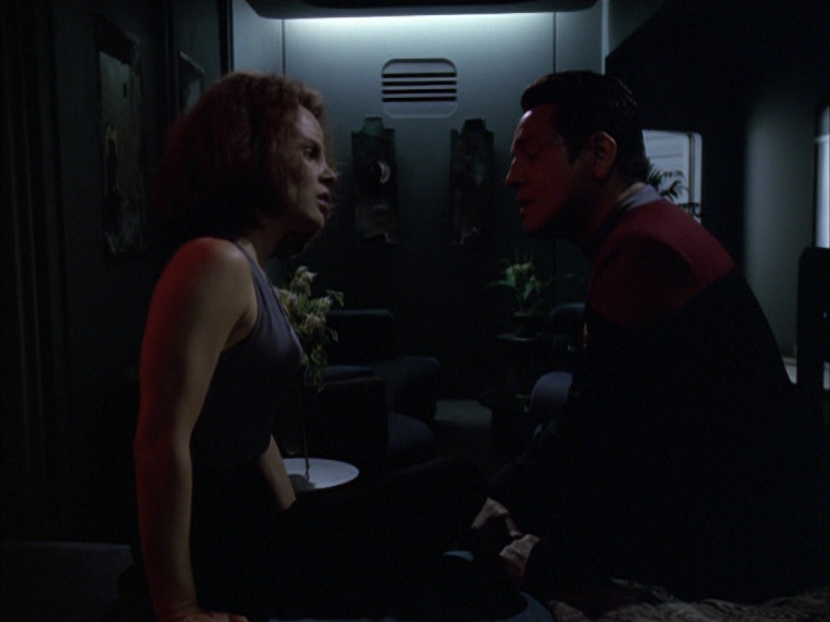 extant_StarTrek_VOY_6x03-BargeOfTheDead_01788.jpg