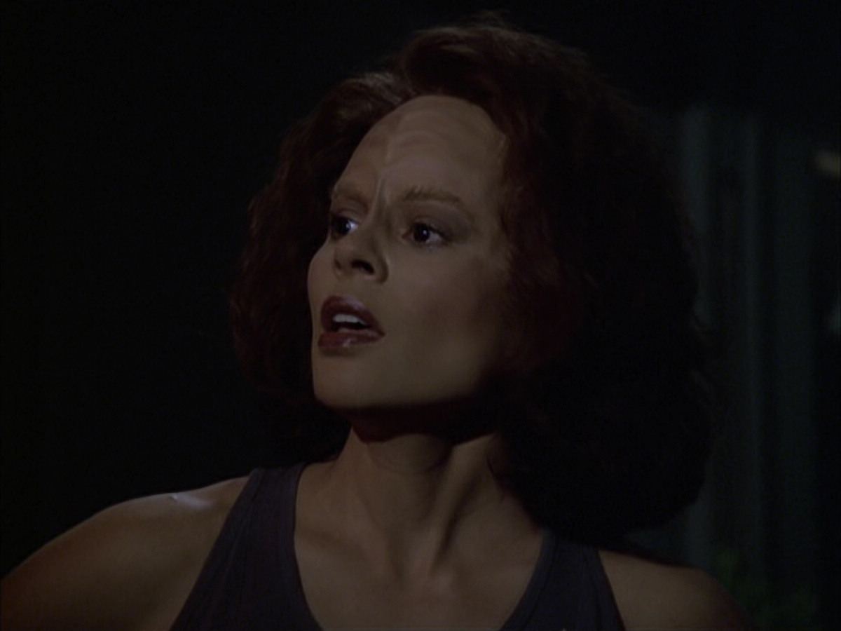 extant_StarTrek_VOY_6x03-BargeOfTheDead_01863.jpg