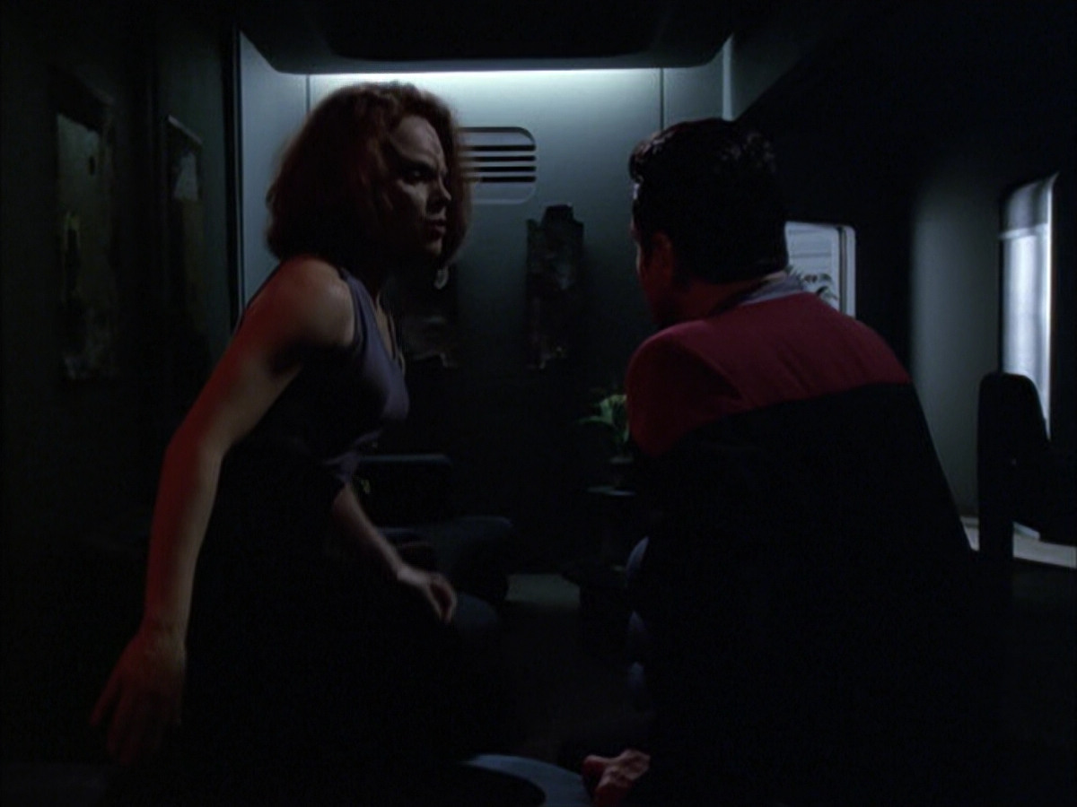 extant_StarTrek_VOY_6x03-BargeOfTheDead_01885.jpg