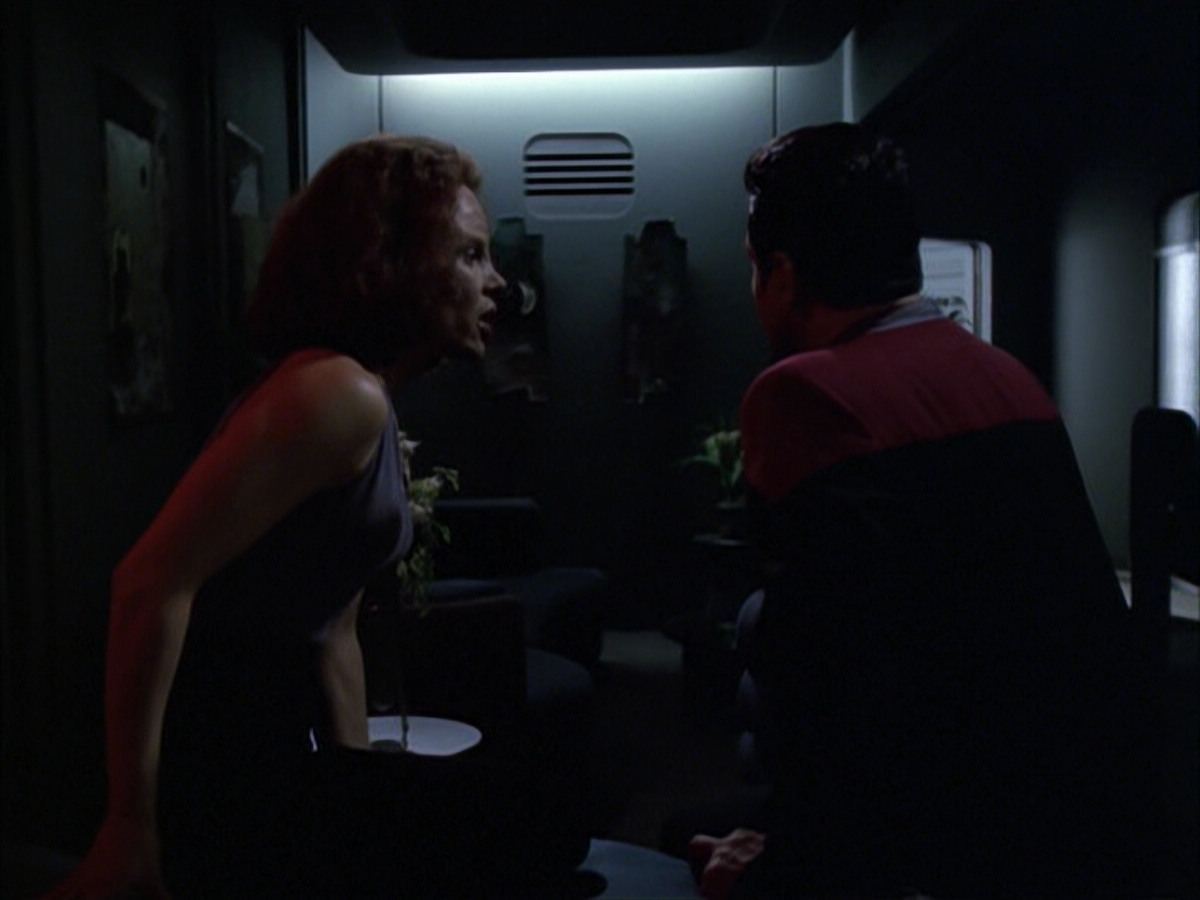 extant_StarTrek_VOY_6x03-BargeOfTheDead_01886.jpg