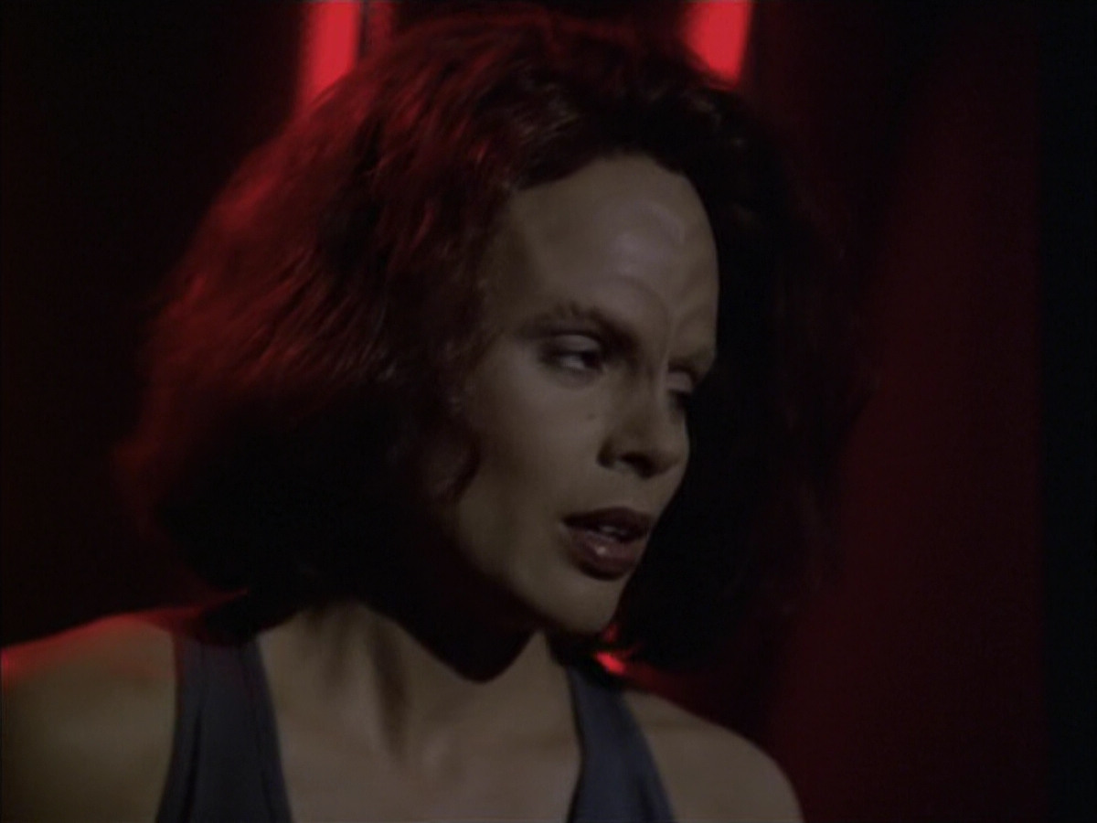 extant_StarTrek_VOY_6x03-BargeOfTheDead_01925.jpg