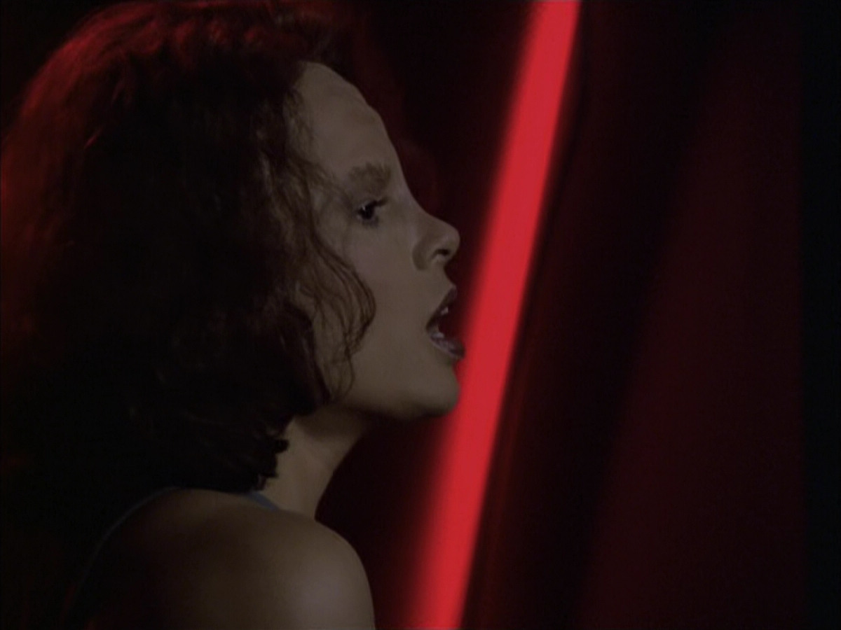 extant_StarTrek_VOY_6x03-BargeOfTheDead_01928.jpg