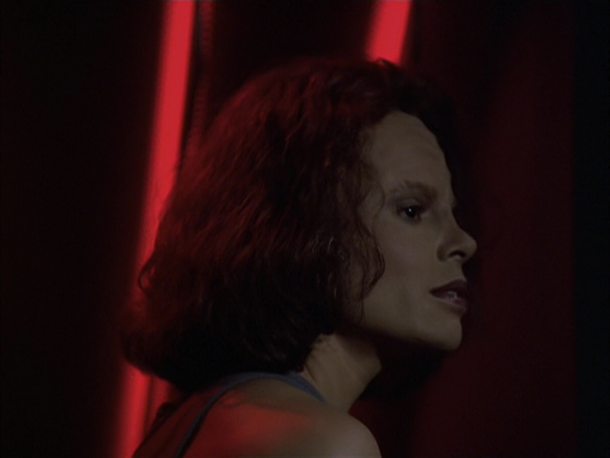 extant_StarTrek_VOY_6x03-BargeOfTheDead_01930.jpg