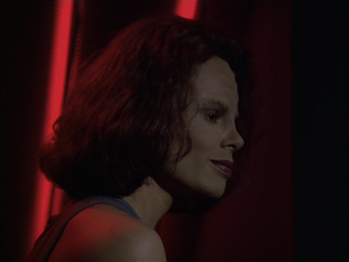 extant_StarTrek_VOY_6x03-BargeOfTheDead_01936.jpg