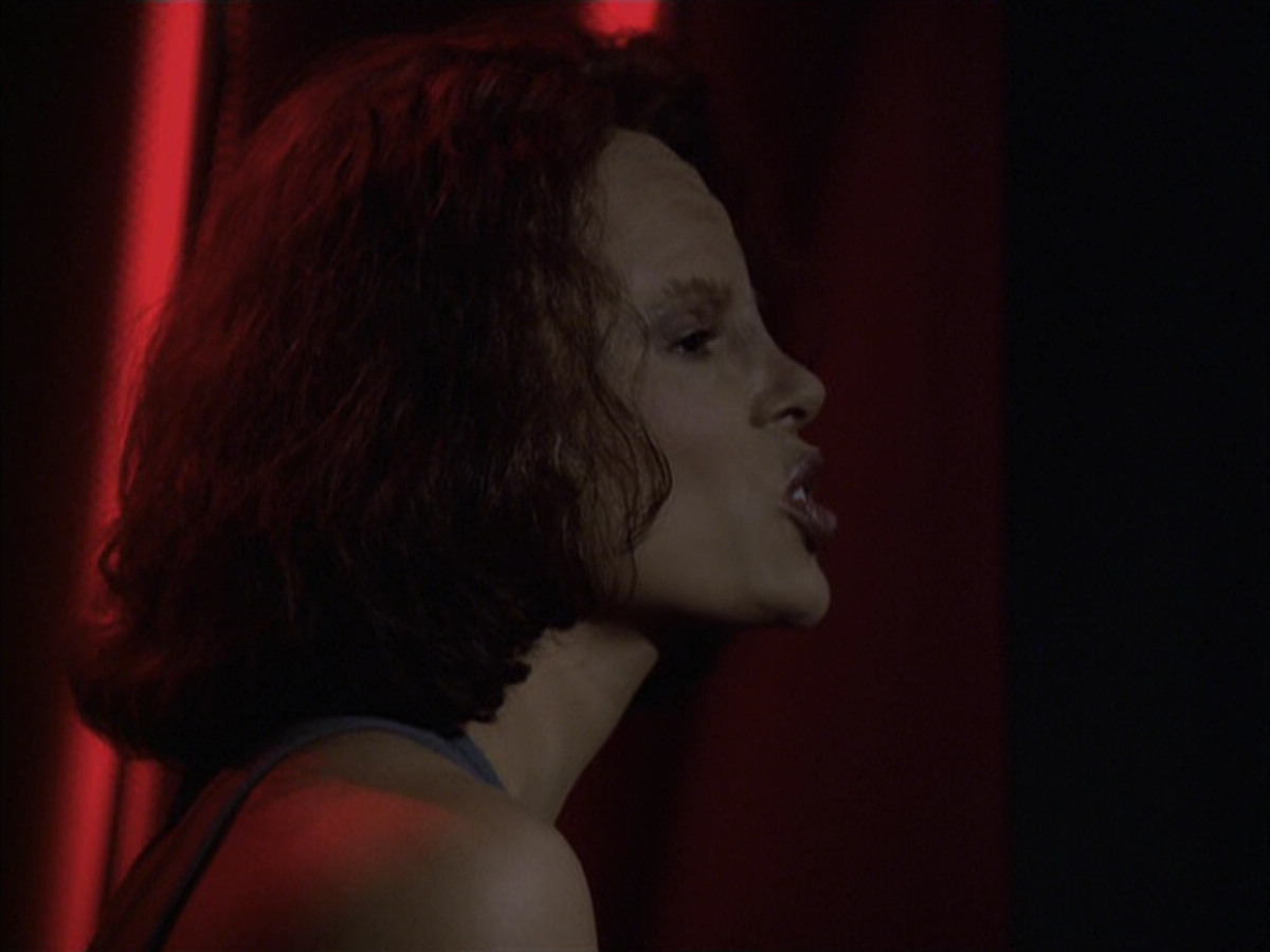 extant_StarTrek_VOY_6x03-BargeOfTheDead_01945.jpg