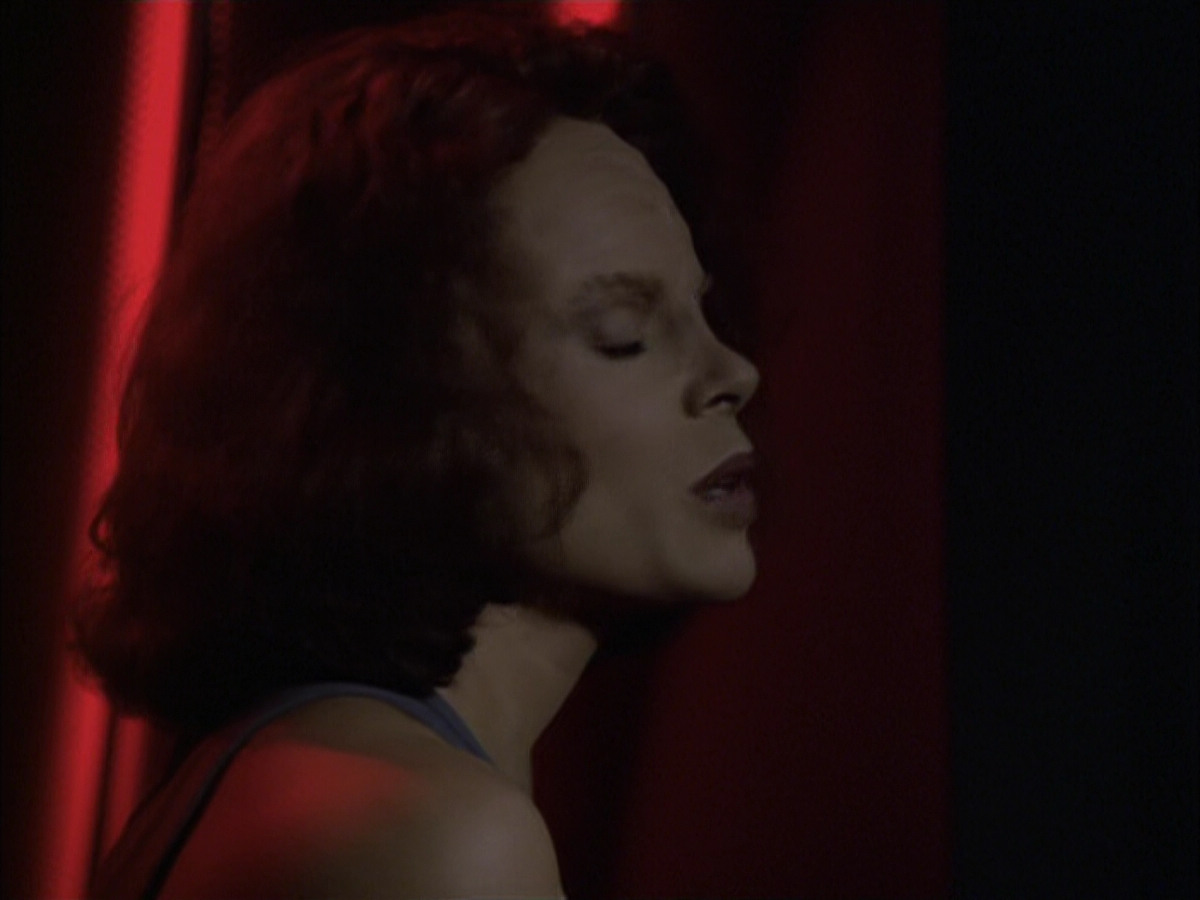 extant_StarTrek_VOY_6x03-BargeOfTheDead_01951.jpg
