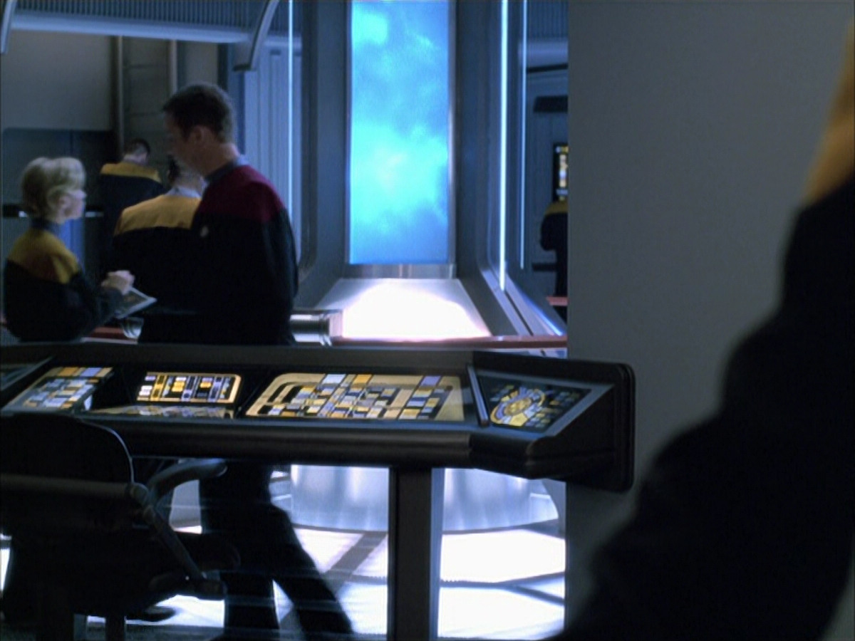extant_StarTrek_VOY_6x03-BargeOfTheDead_01982.jpg
