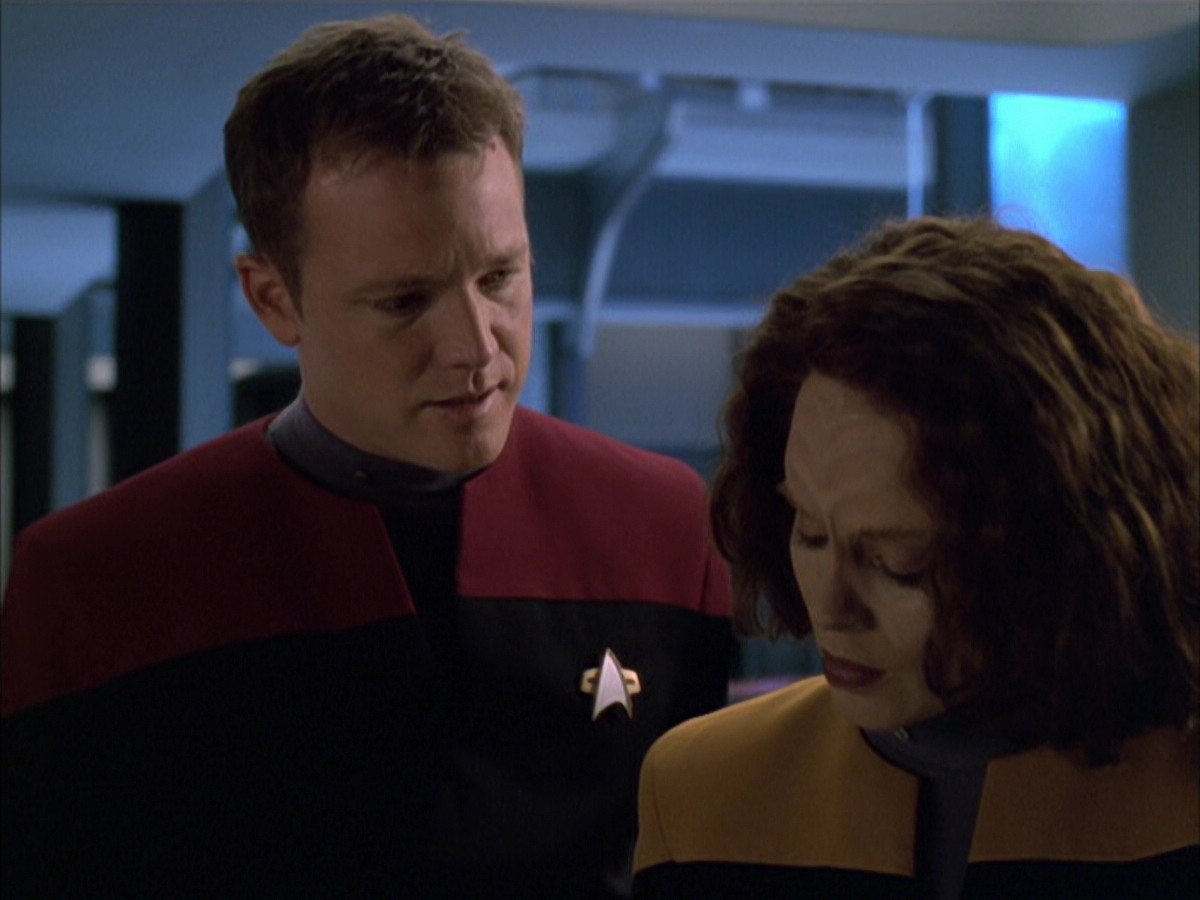 extant_StarTrek_VOY_6x03-BargeOfTheDead_02027.jpg