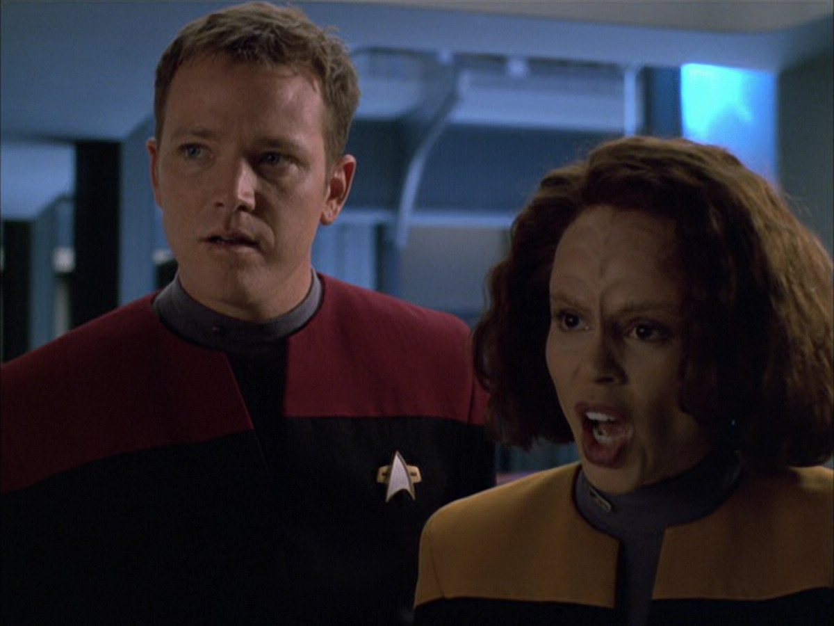 extant_StarTrek_VOY_6x03-BargeOfTheDead_02029.jpg