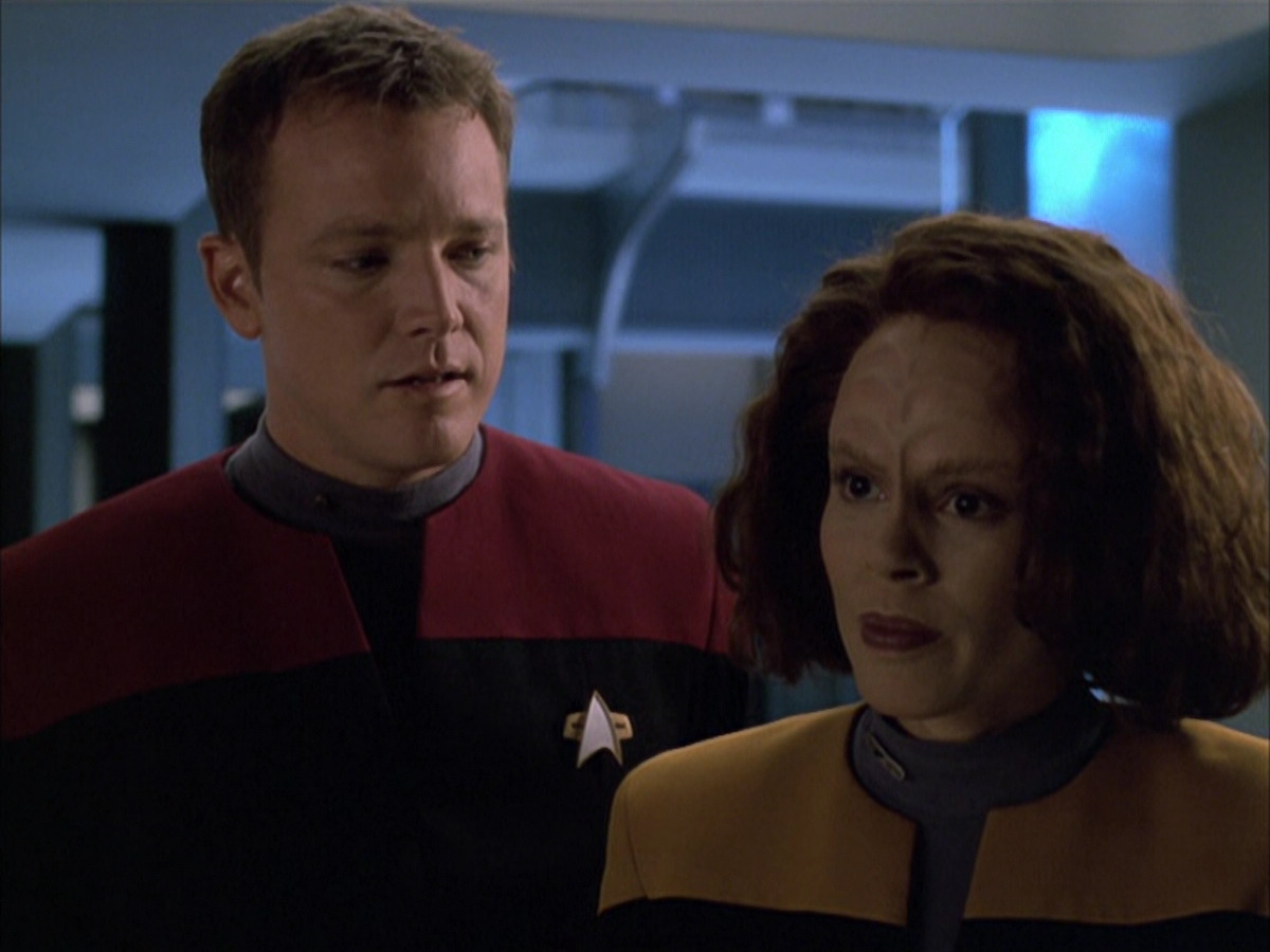 extant_StarTrek_VOY_6x03-BargeOfTheDead_02035.jpg