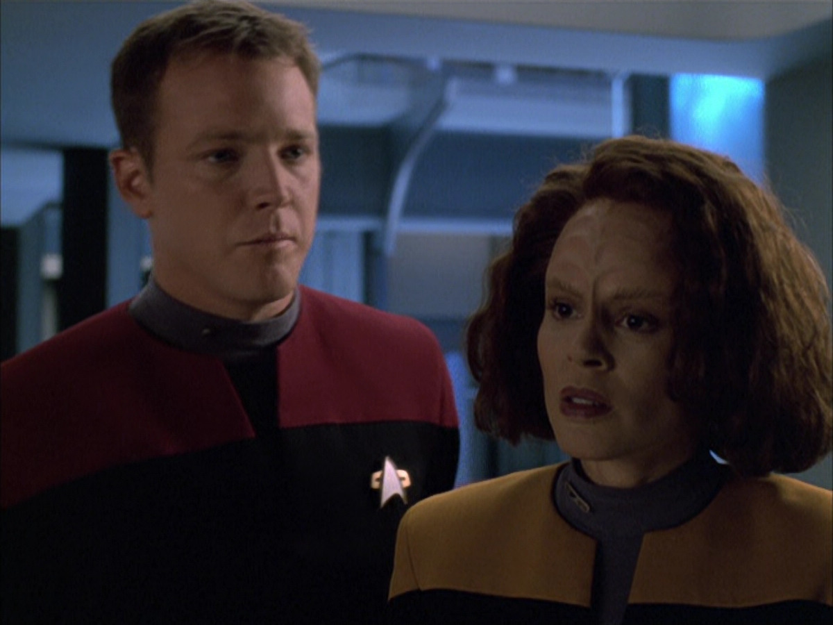 extant_StarTrek_VOY_6x03-BargeOfTheDead_02043.jpg