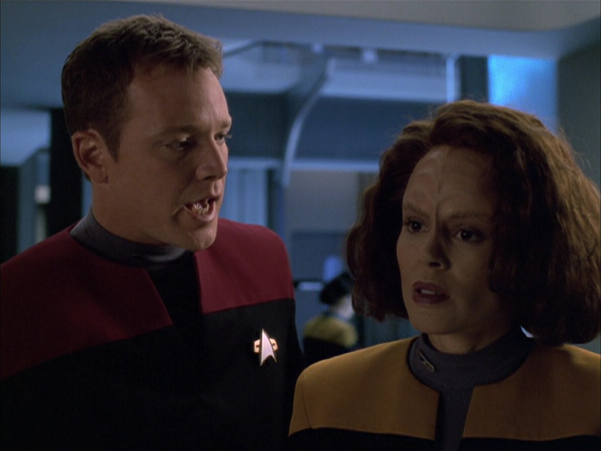 extant_StarTrek_VOY_6x03-BargeOfTheDead_02045.jpg