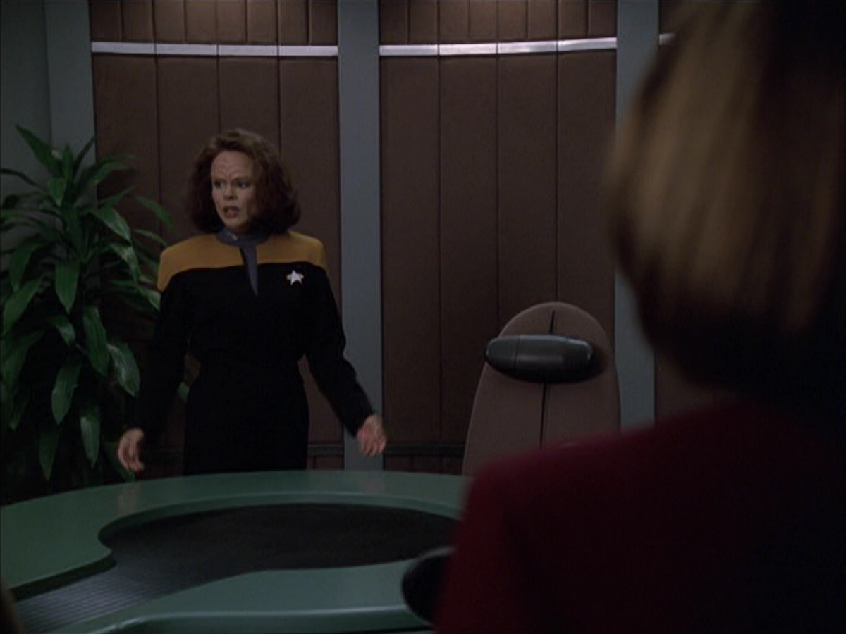 extant_StarTrek_VOY_6x03-BargeOfTheDead_02156.jpg