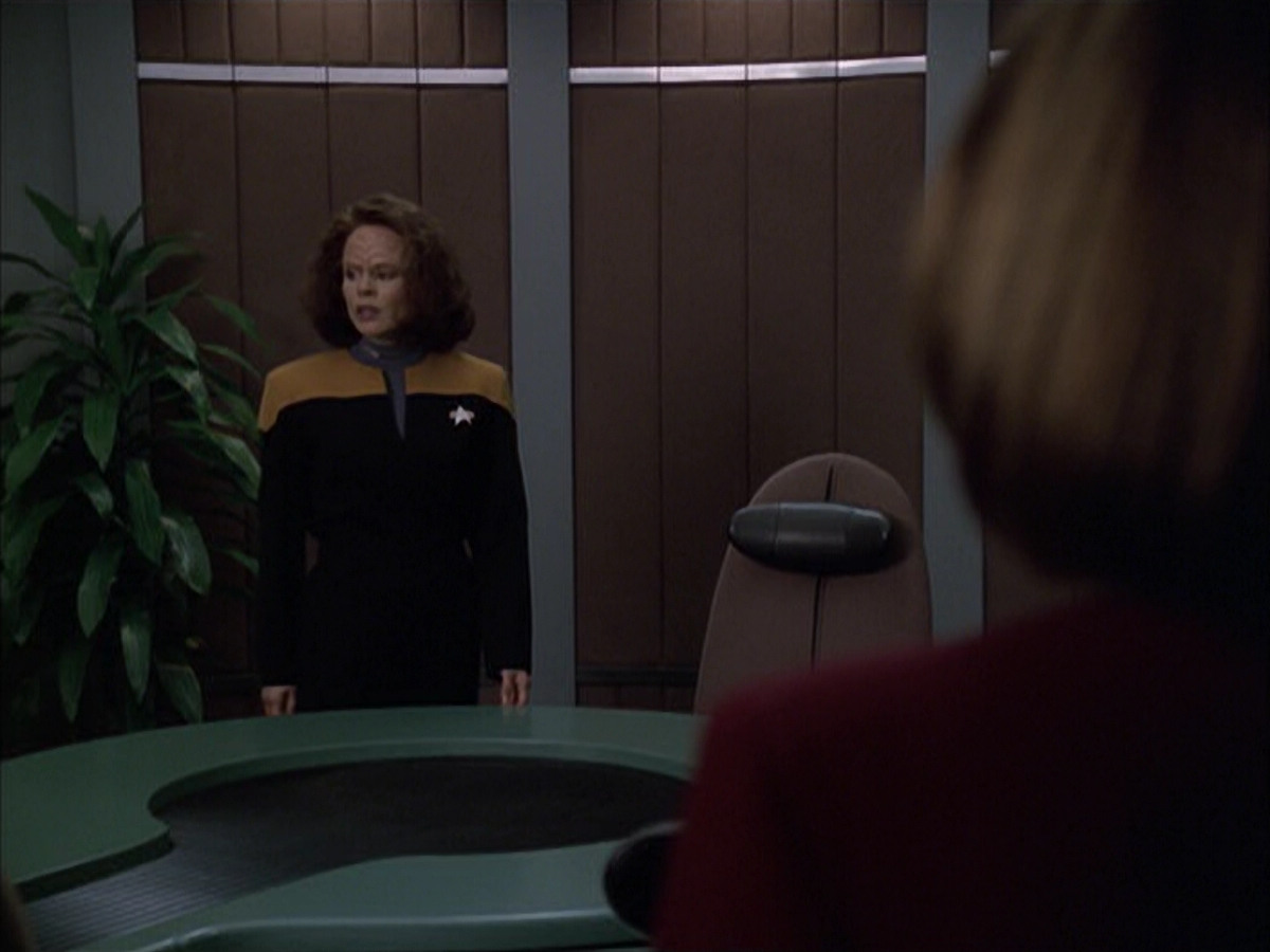 extant_StarTrek_VOY_6x03-BargeOfTheDead_02157.jpg