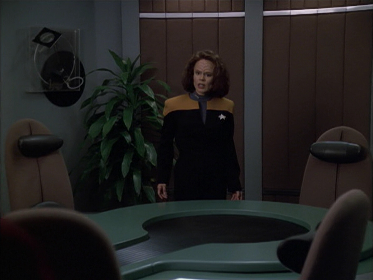 extant_StarTrek_VOY_6x03-BargeOfTheDead_02166.jpg