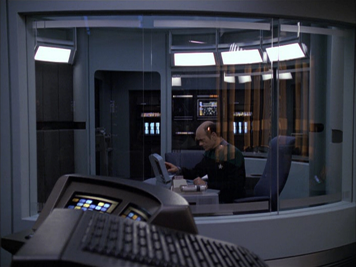 extant_StarTrek_VOY_6x03-BargeOfTheDead_02326.jpg