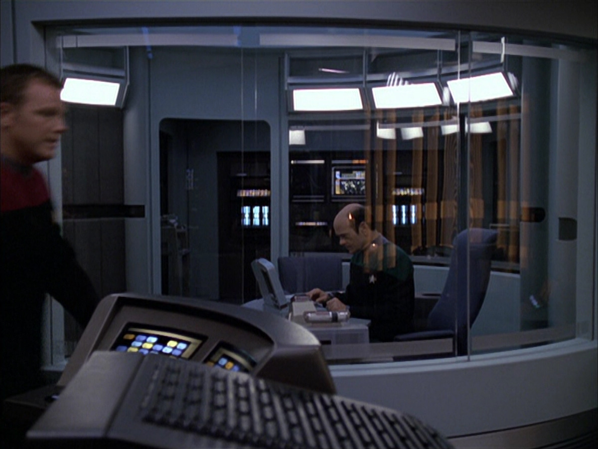 extant_StarTrek_VOY_6x03-BargeOfTheDead_02327.jpg
