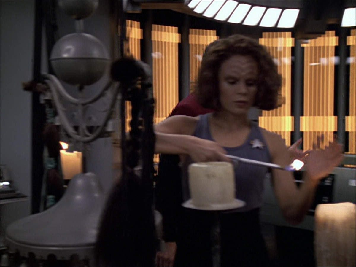 extant_StarTrek_VOY_6x03-BargeOfTheDead_02330.jpg