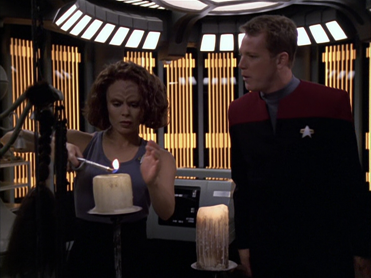 extant_StarTrek_VOY_6x03-BargeOfTheDead_02332.jpg