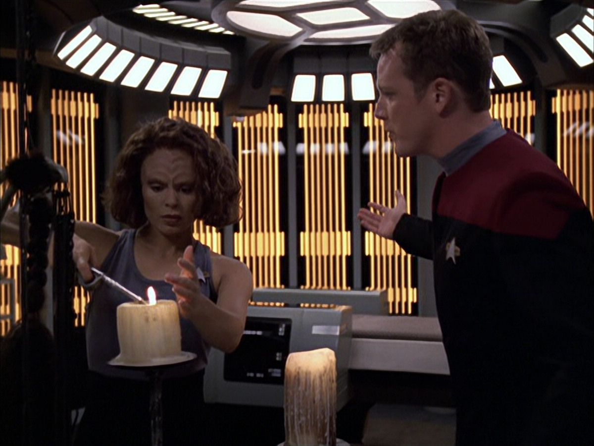 extant_StarTrek_VOY_6x03-BargeOfTheDead_02333.jpg