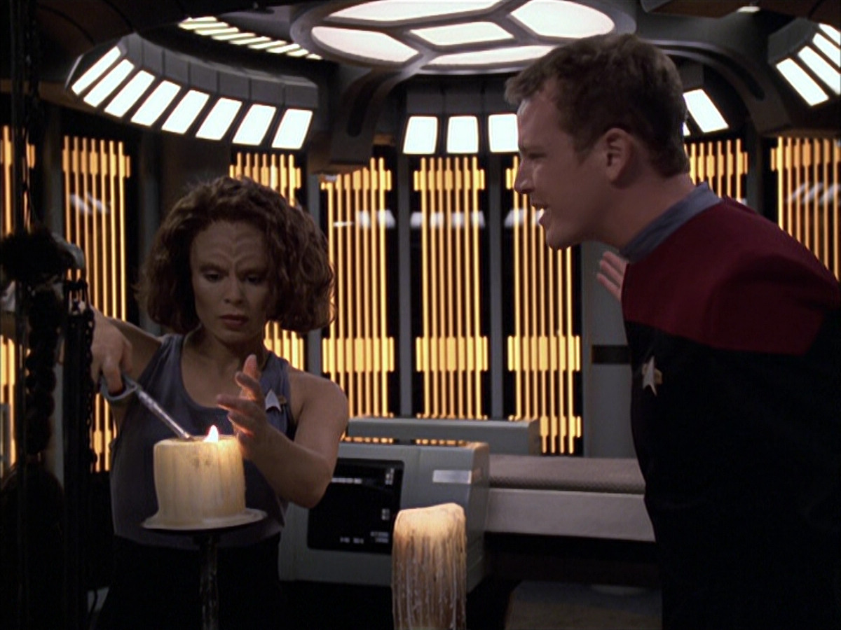 extant_StarTrek_VOY_6x03-BargeOfTheDead_02335.jpg