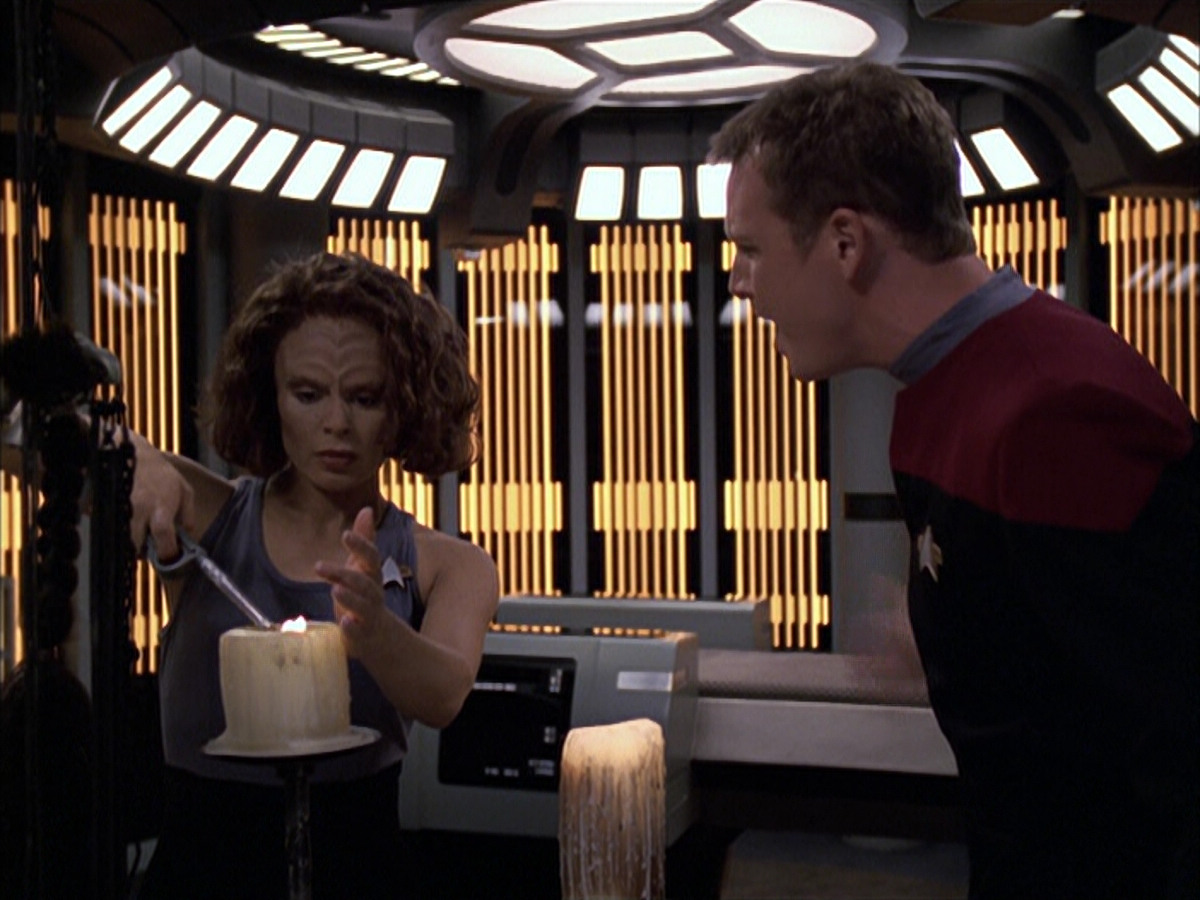 extant_StarTrek_VOY_6x03-BargeOfTheDead_02336.jpg