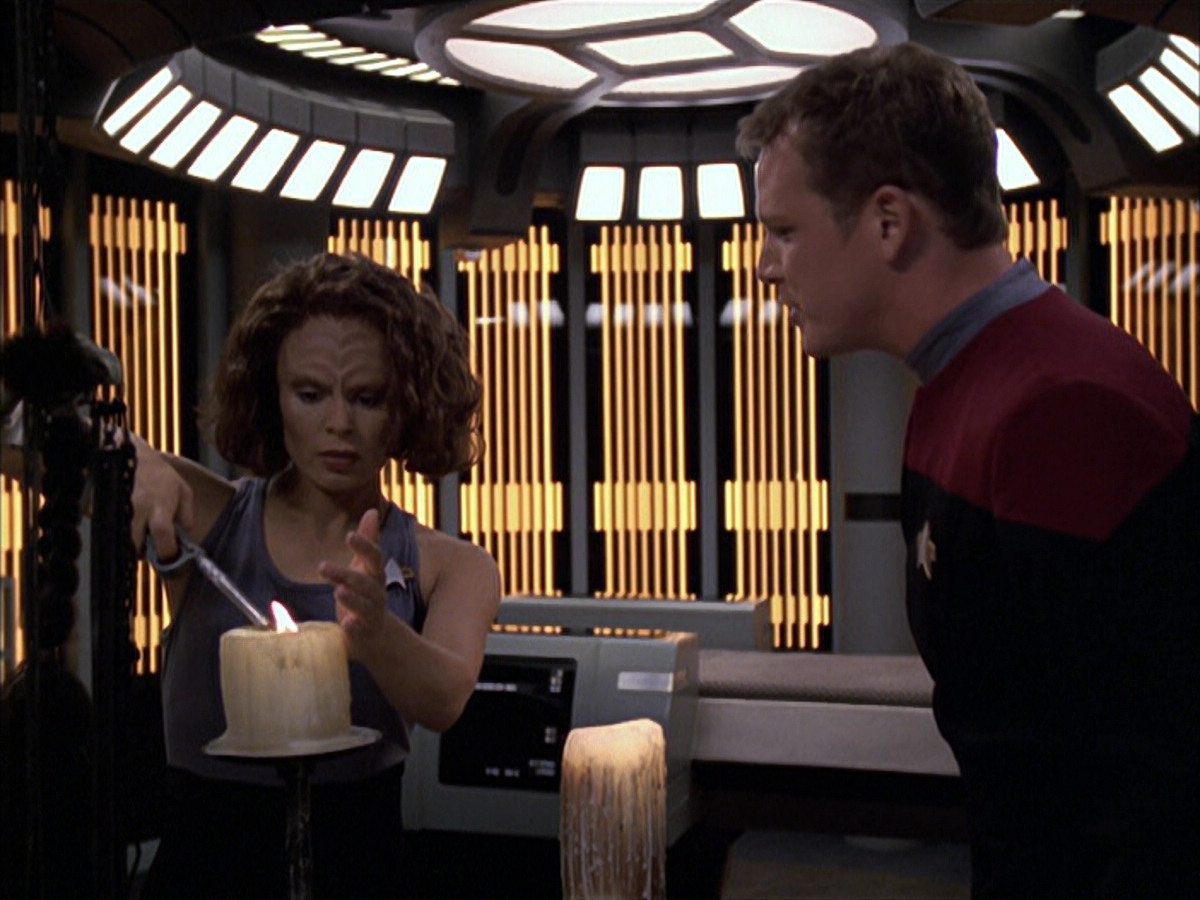 extant_StarTrek_VOY_6x03-BargeOfTheDead_02337.jpg