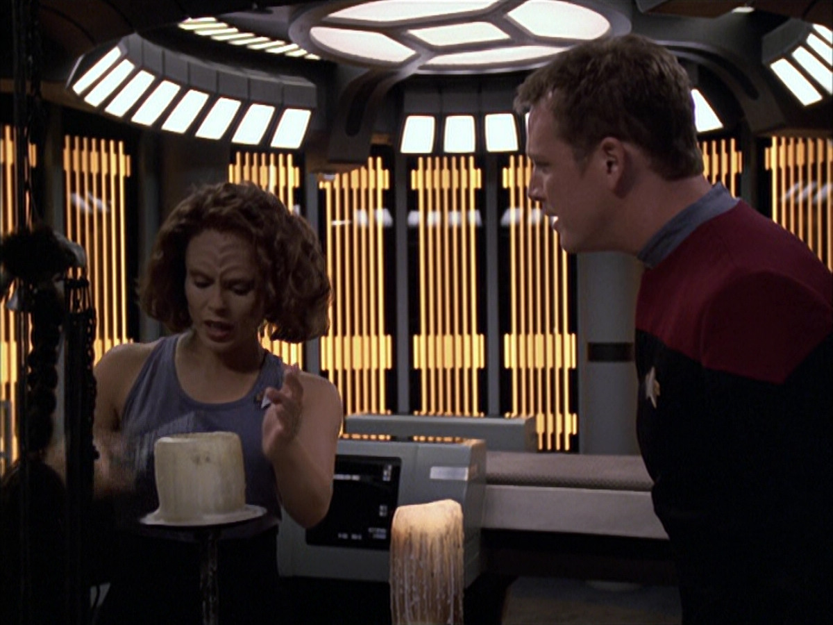 extant_StarTrek_VOY_6x03-BargeOfTheDead_02339.jpg