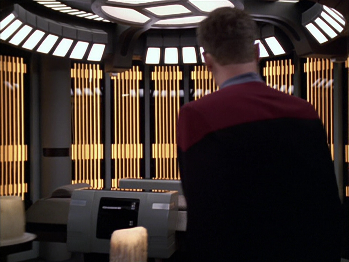extant_StarTrek_VOY_6x03-BargeOfTheDead_02342.jpg