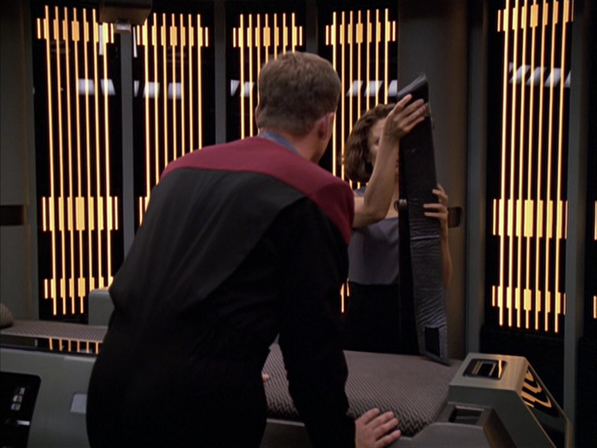 extant_StarTrek_VOY_6x03-BargeOfTheDead_02347.jpg