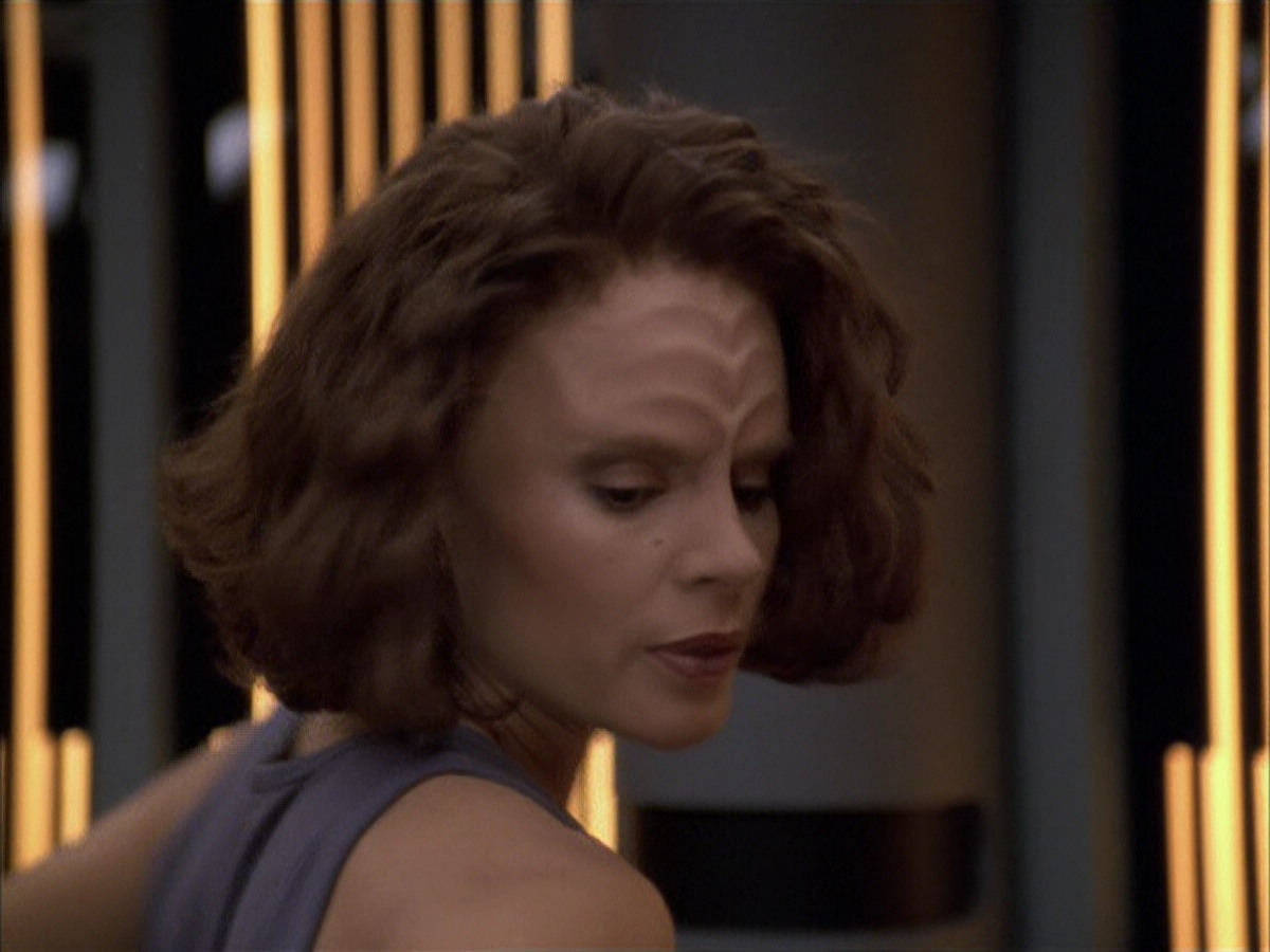 extant_StarTrek_VOY_6x03-BargeOfTheDead_02352.jpg