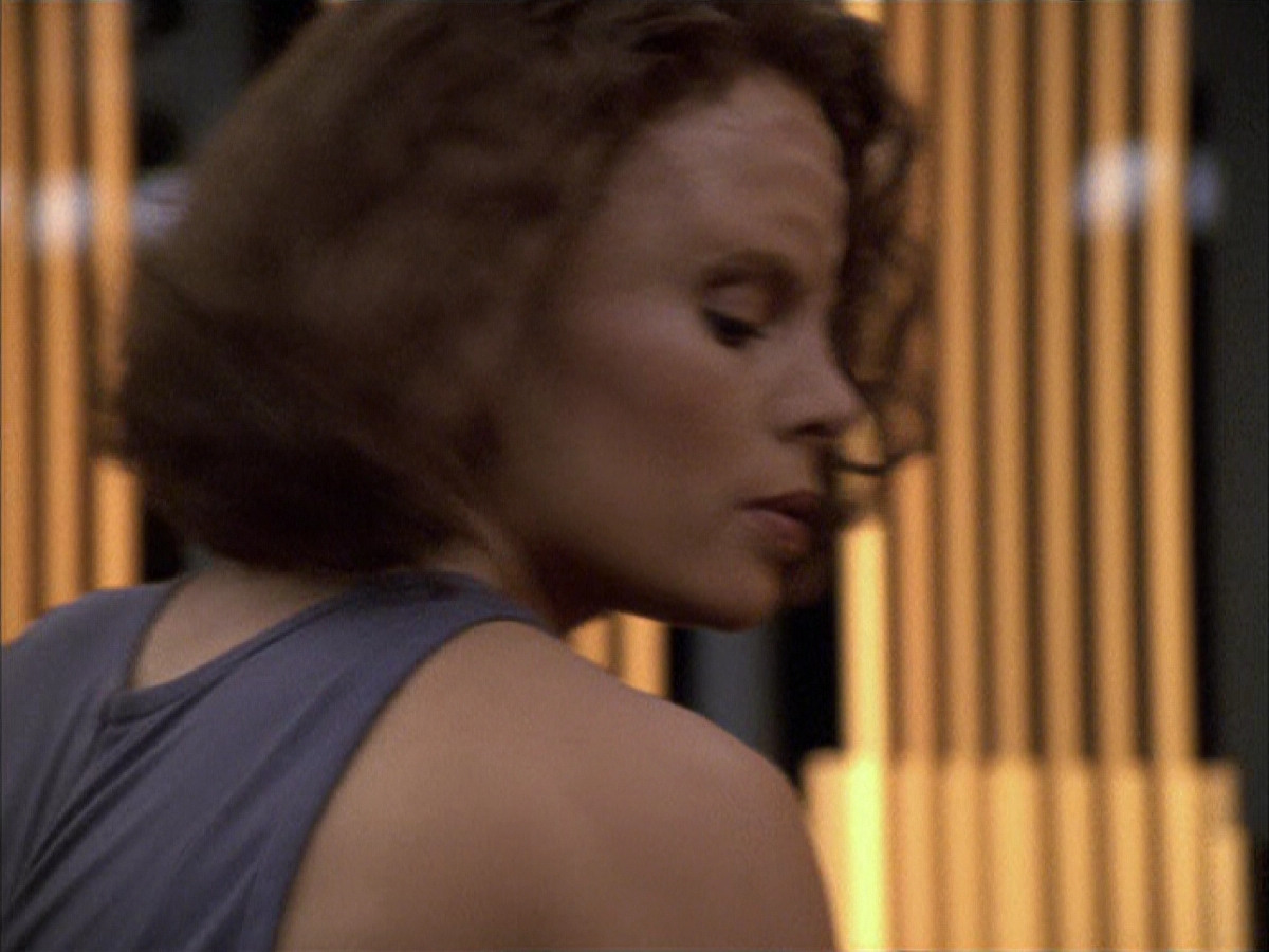 extant_StarTrek_VOY_6x03-BargeOfTheDead_02353.jpg