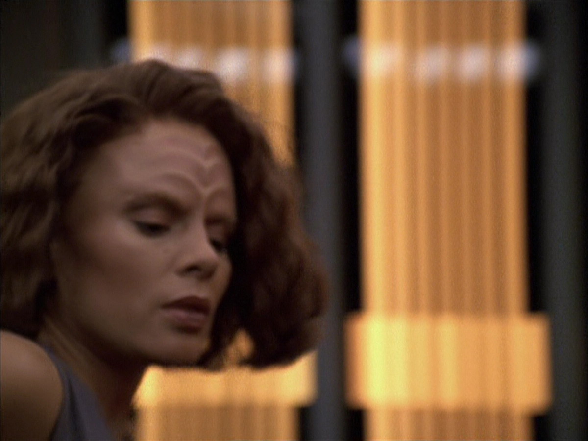 extant_StarTrek_VOY_6x03-BargeOfTheDead_02354.jpg