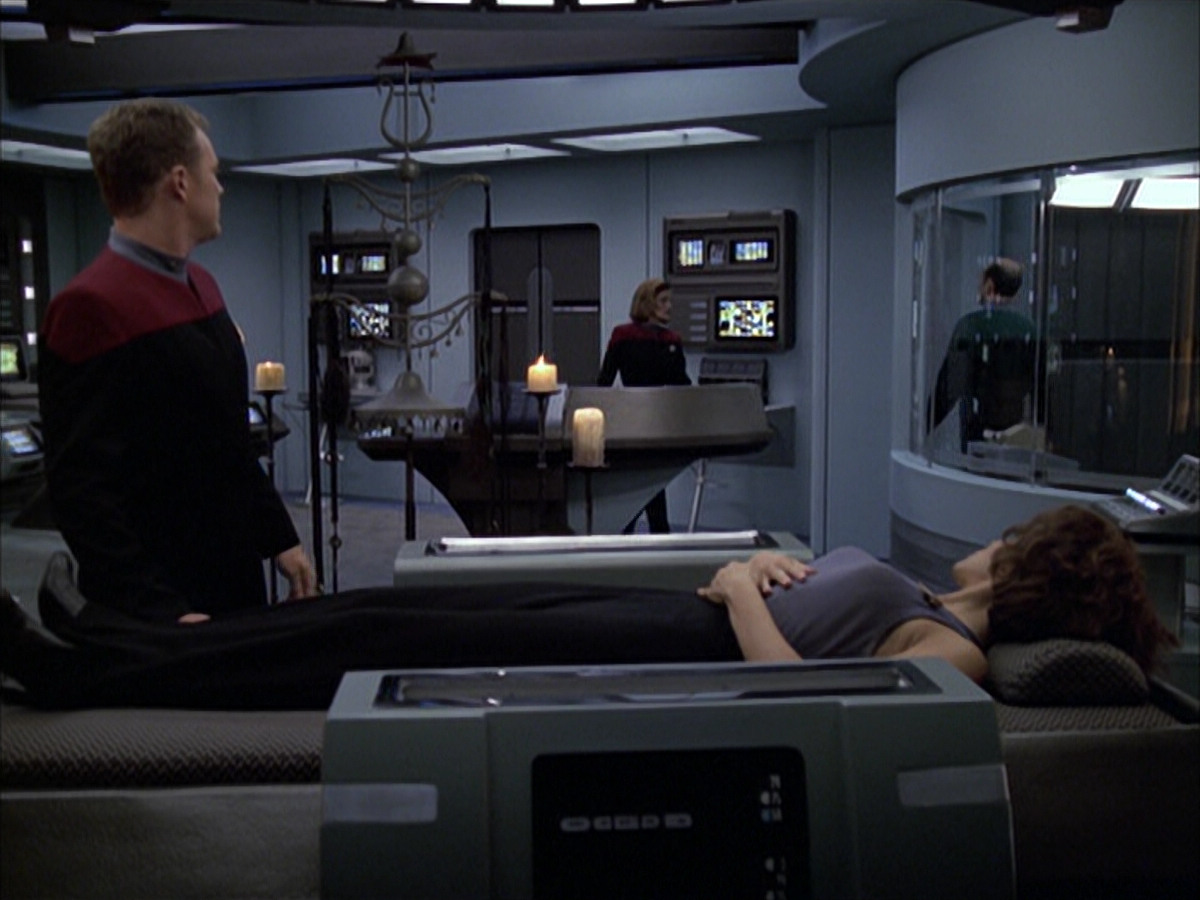 extant_StarTrek_VOY_6x03-BargeOfTheDead_02381.jpg