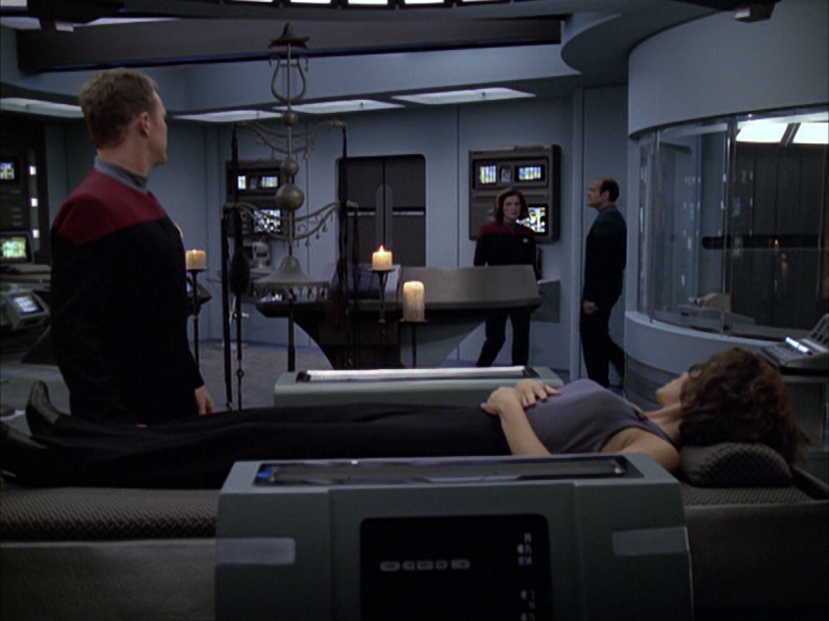 extant_StarTrek_VOY_6x03-BargeOfTheDead_02382.jpg