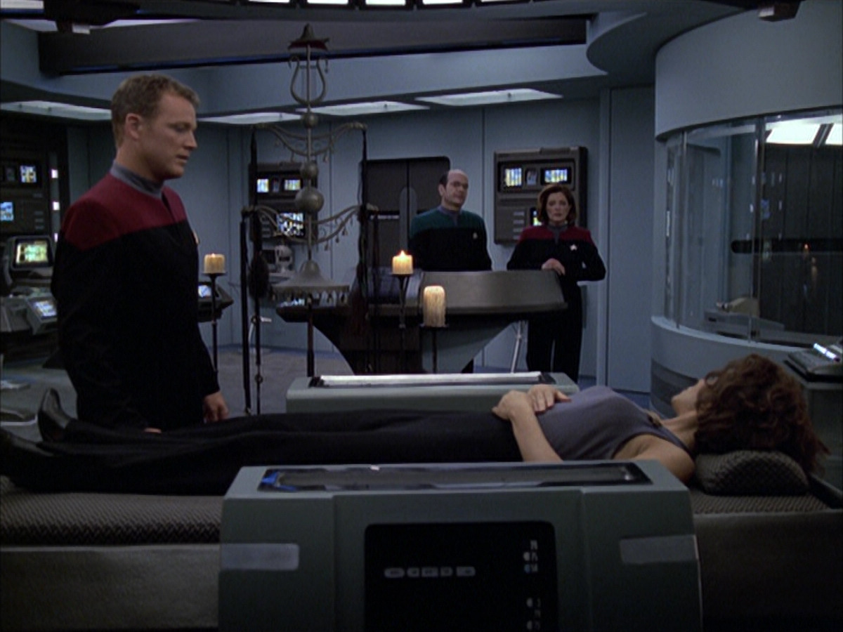 extant_StarTrek_VOY_6x03-BargeOfTheDead_02391.jpg