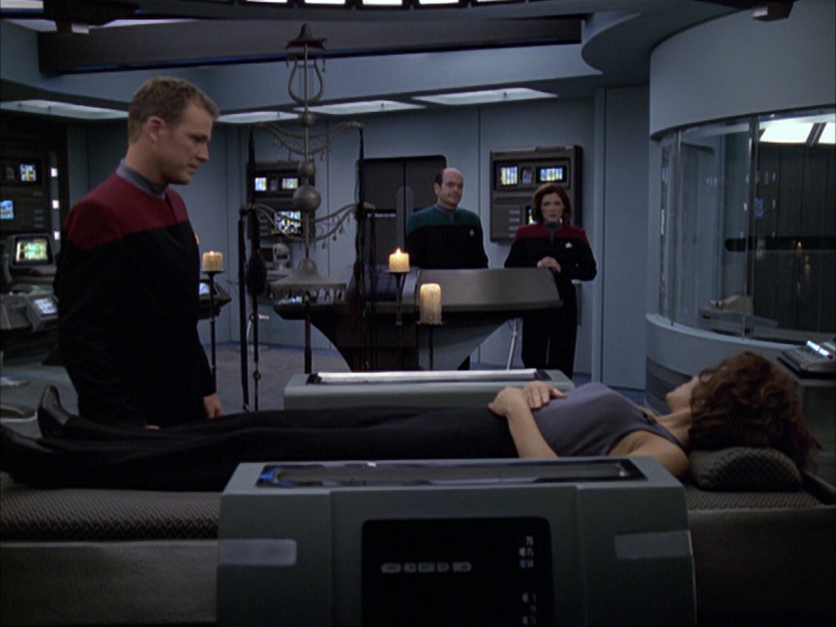 extant_StarTrek_VOY_6x03-BargeOfTheDead_02393.jpg