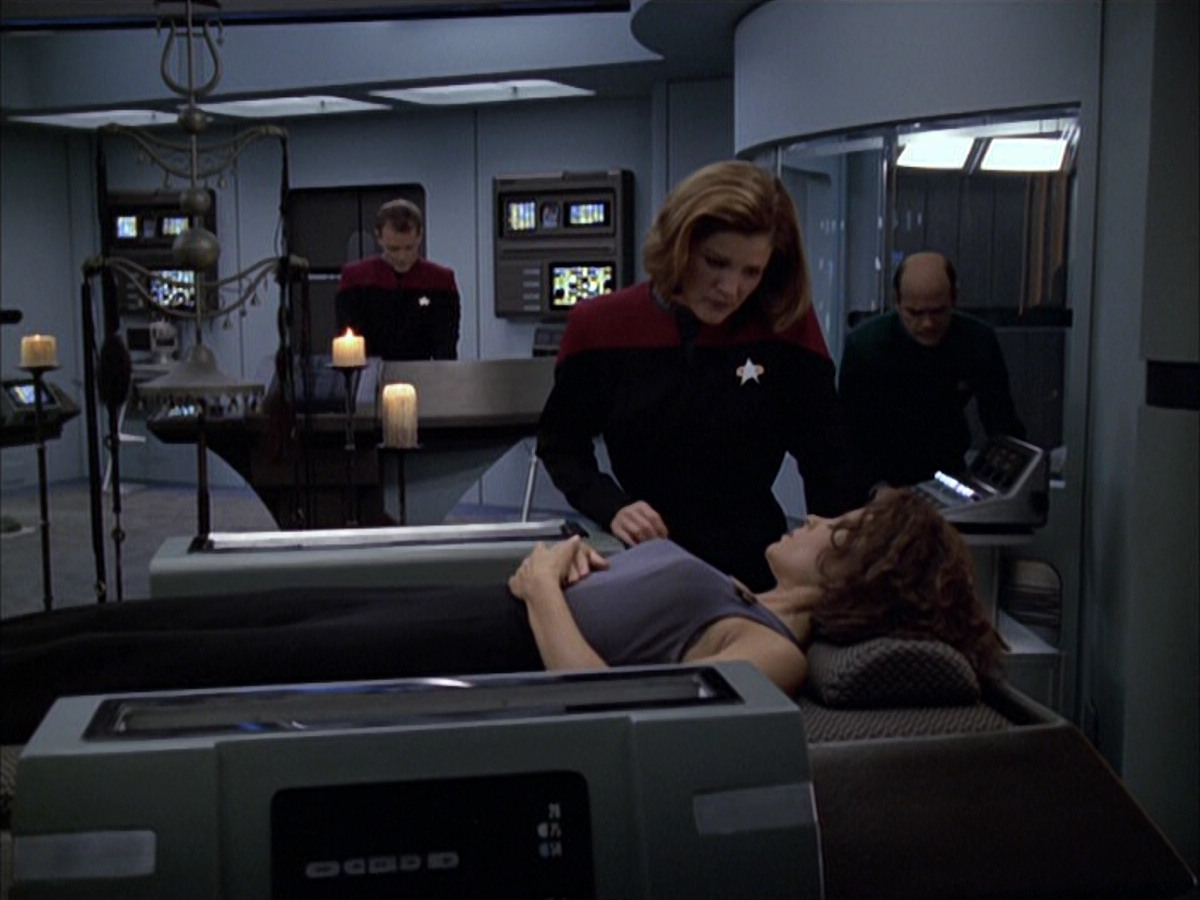 extant_StarTrek_VOY_6x03-BargeOfTheDead_02428.jpg