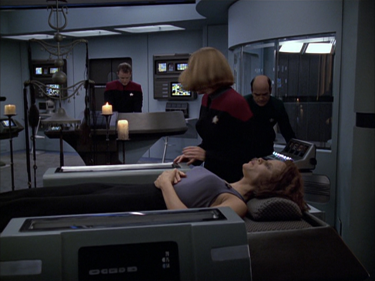 extant_StarTrek_VOY_6x03-BargeOfTheDead_02429.jpg