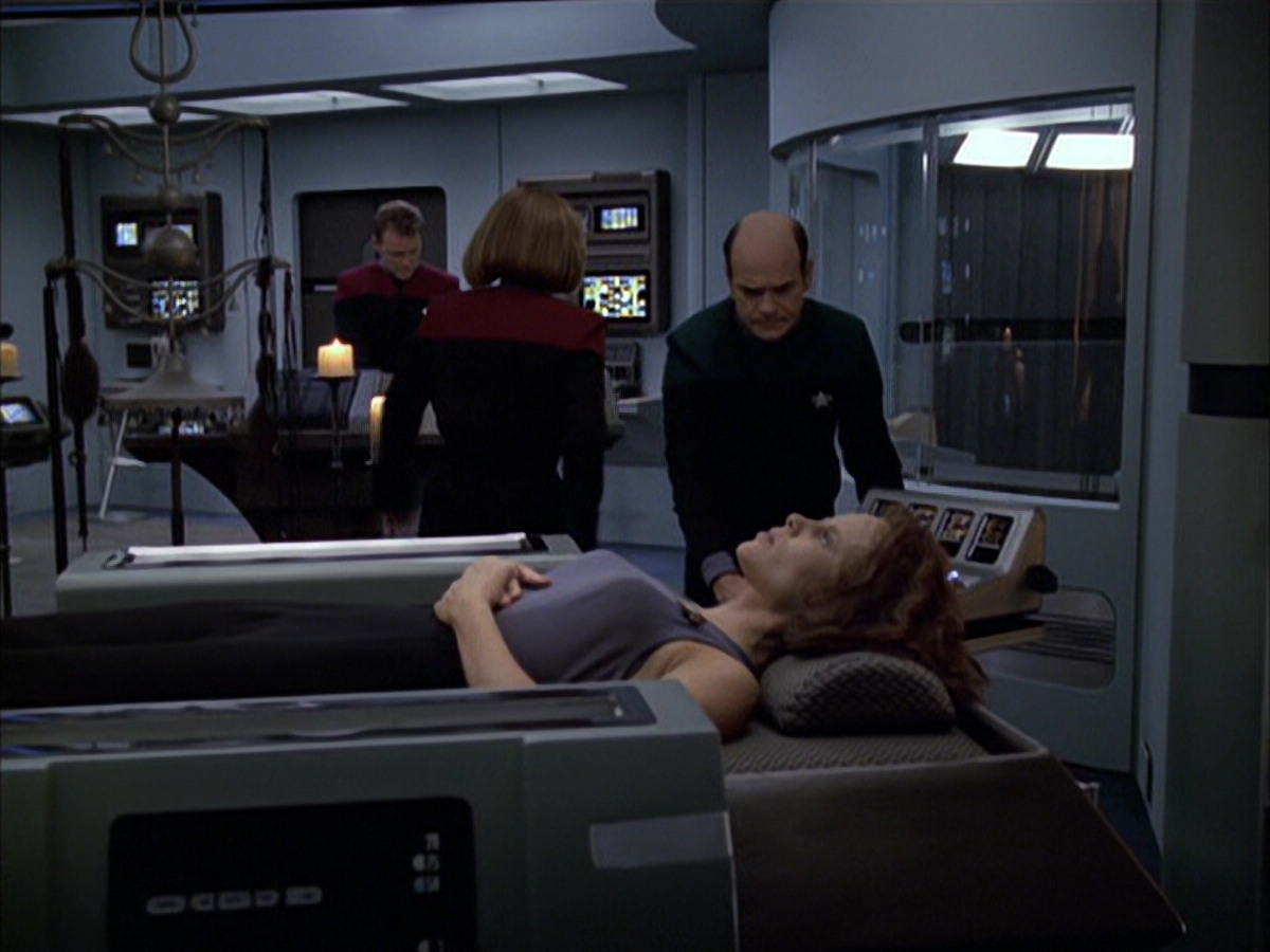 extant_StarTrek_VOY_6x03-BargeOfTheDead_02431.jpg