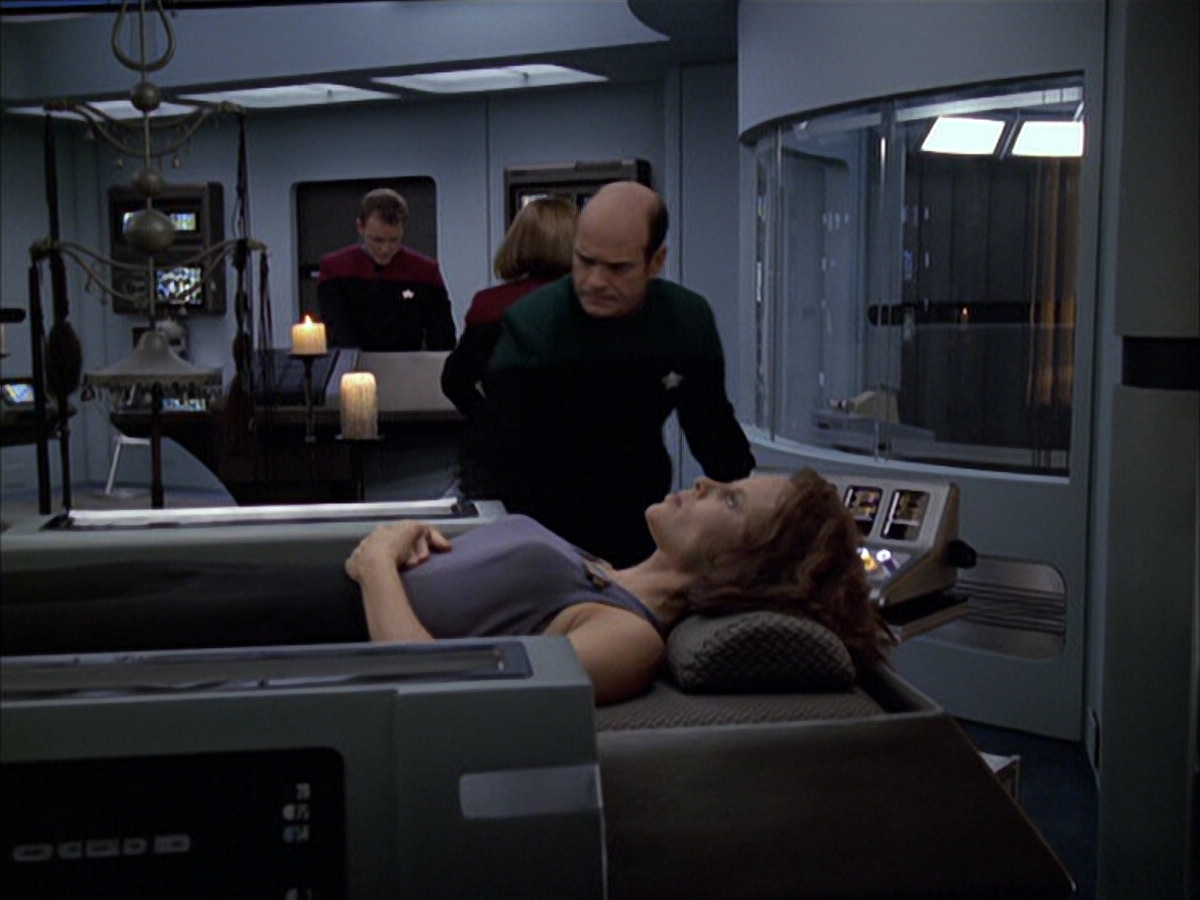 extant_StarTrek_VOY_6x03-BargeOfTheDead_02432.jpg