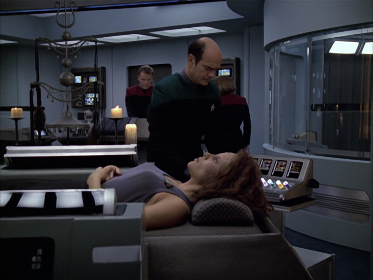 extant_StarTrek_VOY_6x03-BargeOfTheDead_02434.jpg
