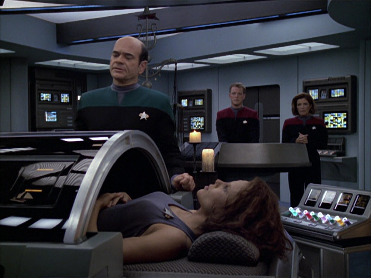 extant_StarTrek_VOY_6x03-BargeOfTheDead_02443.jpg