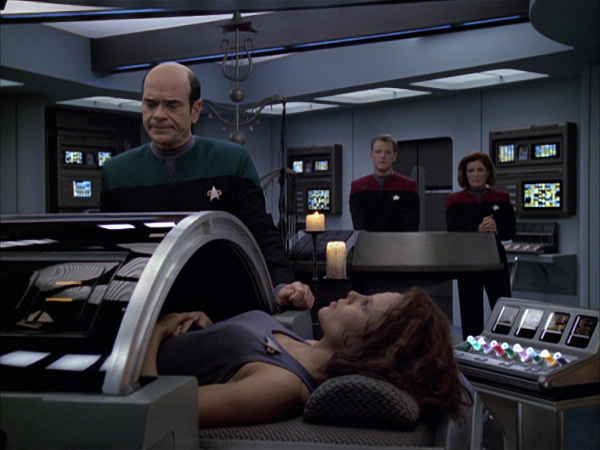 extant_StarTrek_VOY_6x03-BargeOfTheDead_02444.jpg