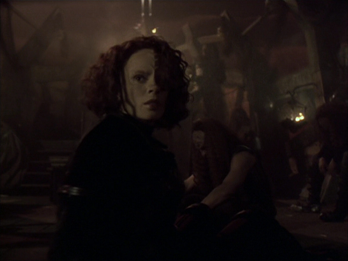 extant_StarTrek_VOY_6x03-BargeOfTheDead_02527.jpg