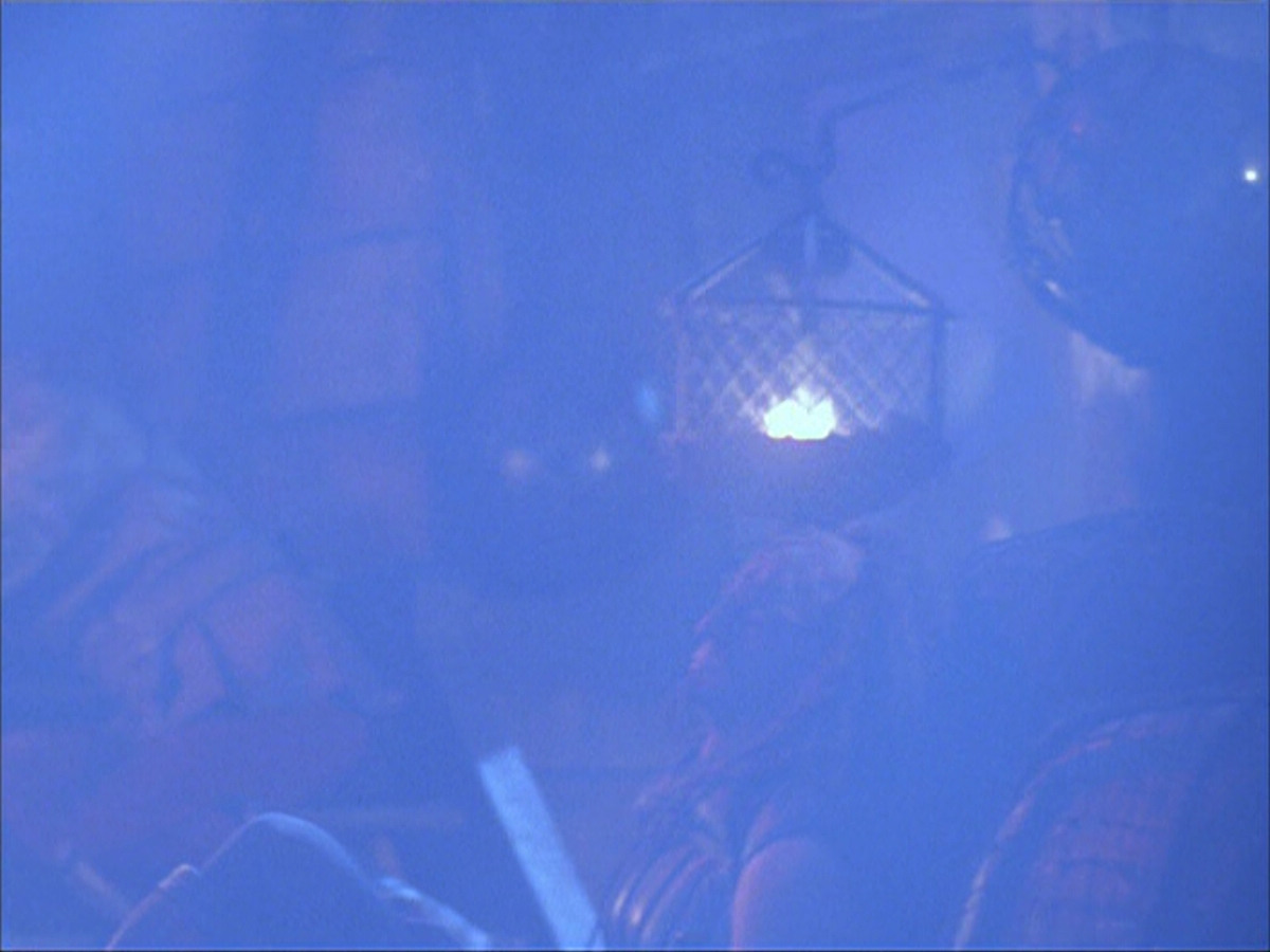 extant_StarTrek_VOY_6x03-BargeOfTheDead_02533.jpg